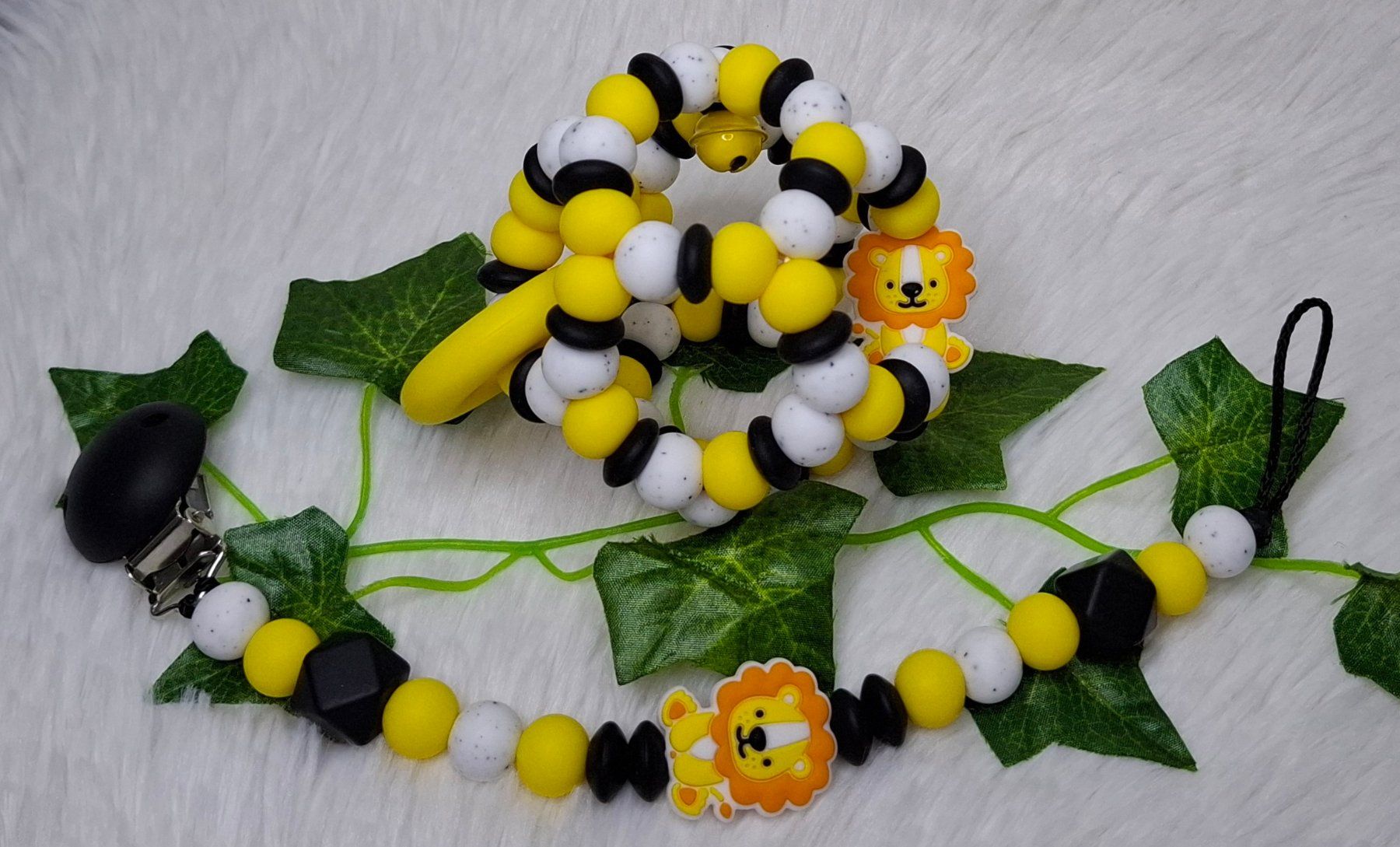 Succhiotti & catenelle porta ciuccio: Set Nuggiketteli + Motorikball Löwe oder Blume – Nuovo e nell'imballaggio originale da Oberurnen venduto da rotty80 1