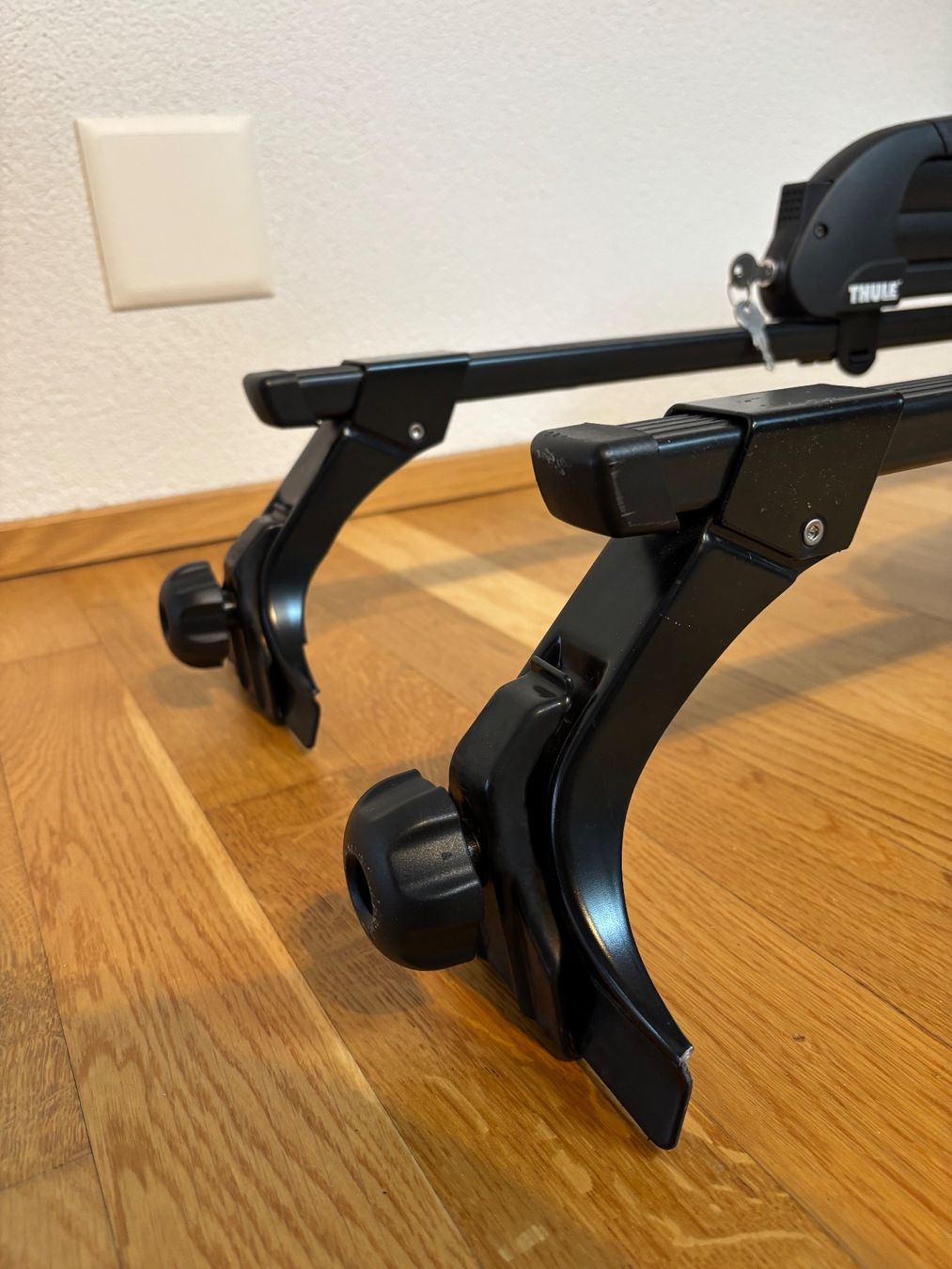 Thule Portapacchi: Thule Dachträger mit abschliessbarer Skihalterung – Nuovo (secondo la descrizione) da Hildisrieden venduto da AJ28 3