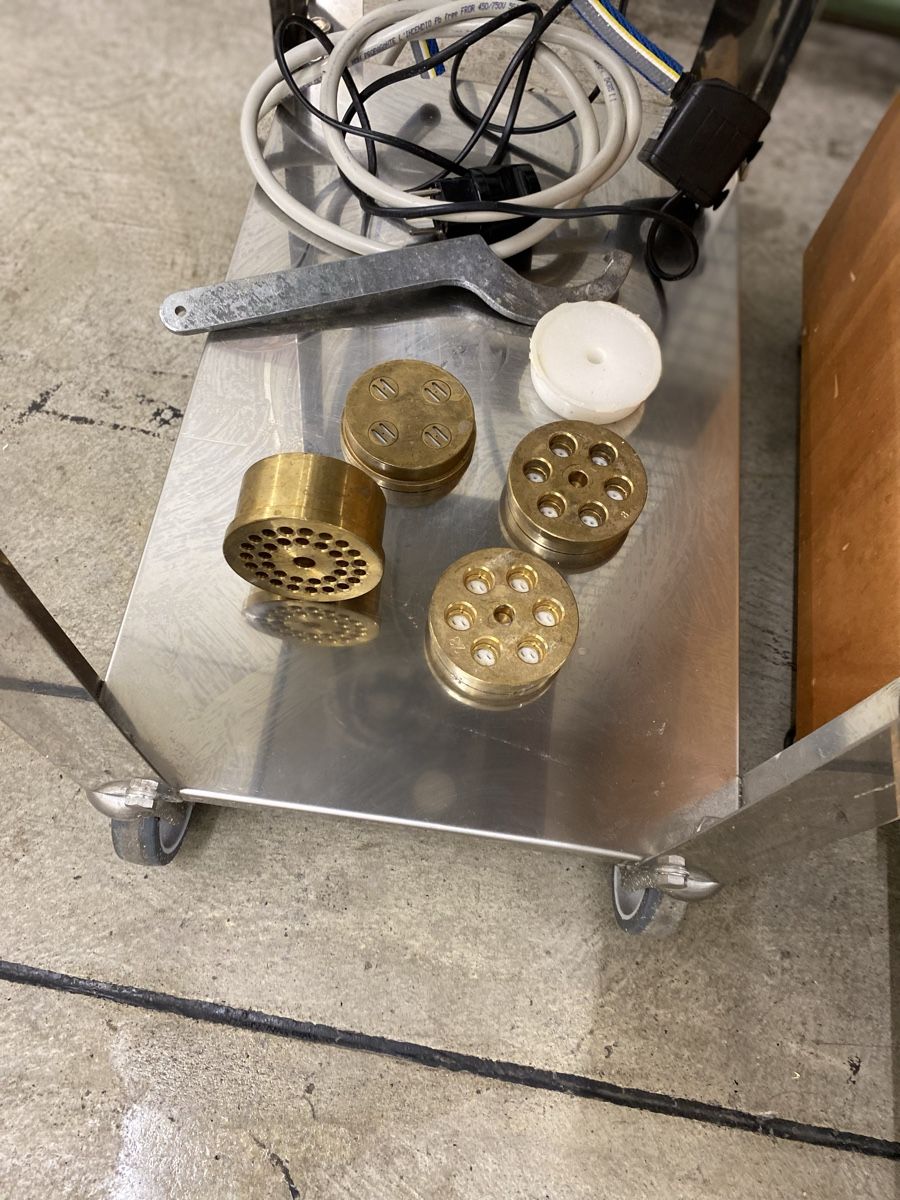 Elettrodomestici da cucina: Zigarrenschrank und Pastamaschine – Usato da Dietikon venduto da dia_y8y5 1