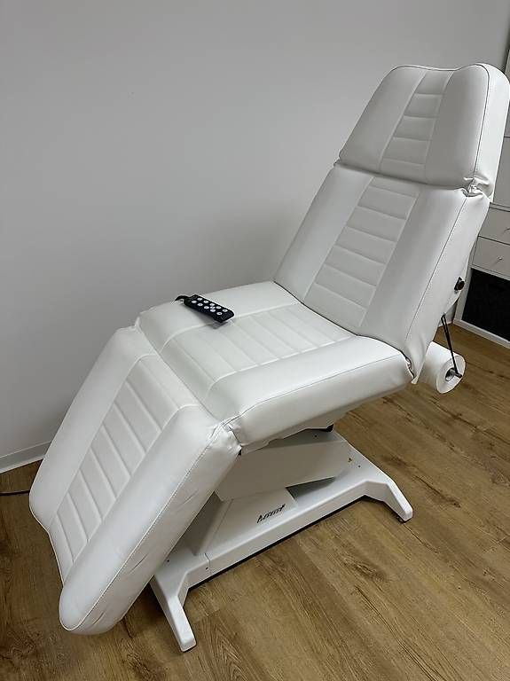 Lettini & sedie per cosmetici: Table de massage électrique LEMI professionnelle – Usato da Cossonay-Ville venduto da fm1_k9q7 2