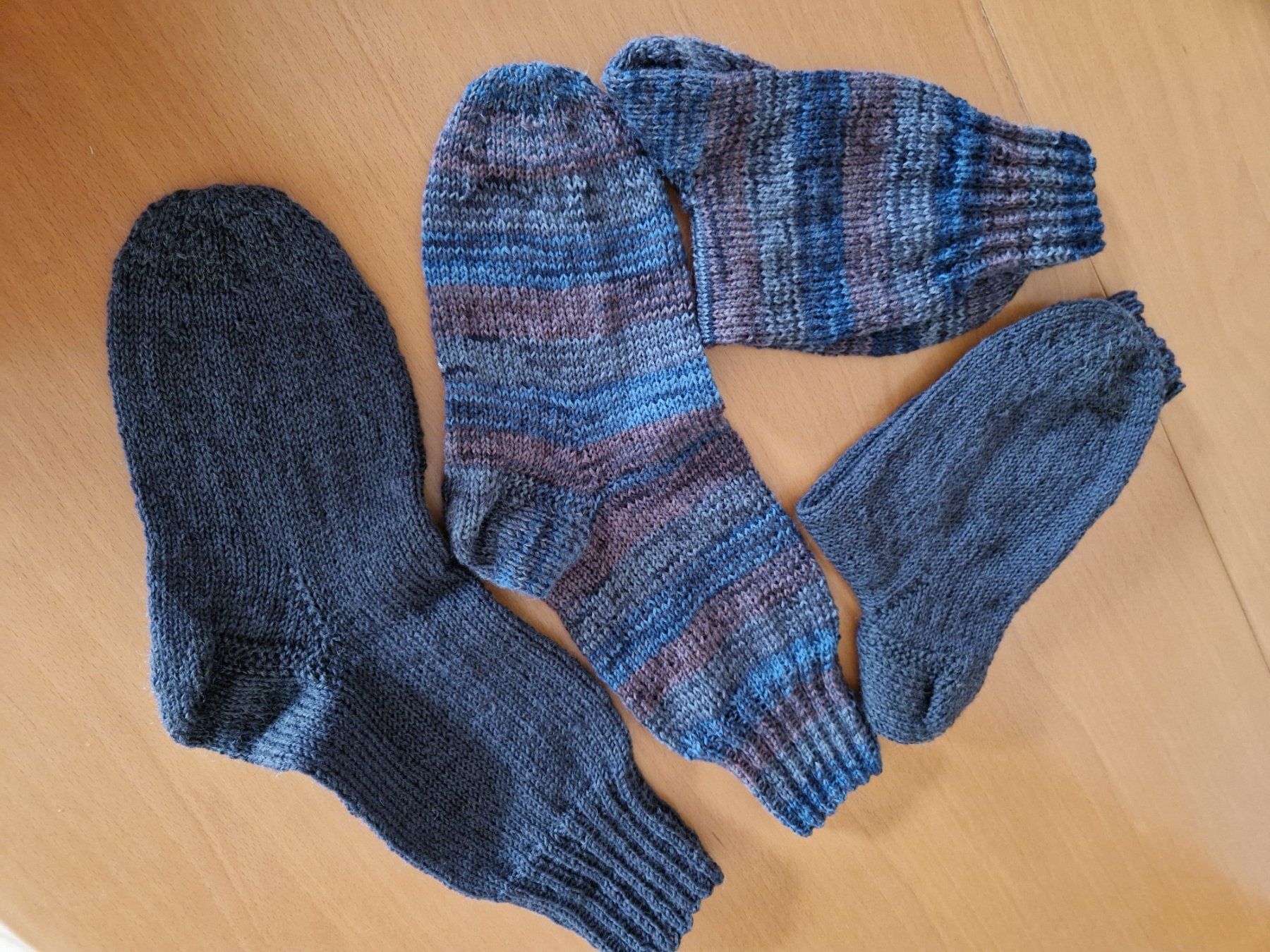 Calze: handgestrickte Socken Gr. 43,   2 Paar – Nuovo (secondo la descrizione) da Ursenbach venduto da gruenblau 6
