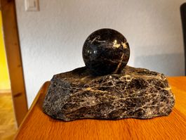 Sodalith Kugel auf Naturstein Sockel gebraucht Zustand