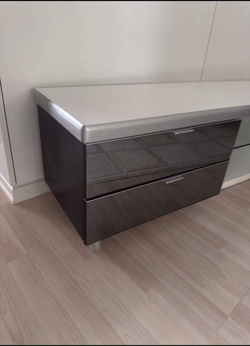 Mobili TV: TV-Lowboard weiss/grau Hochglanz mit Glasablage – Usato da Steffisburg venduto da com_tg29 1