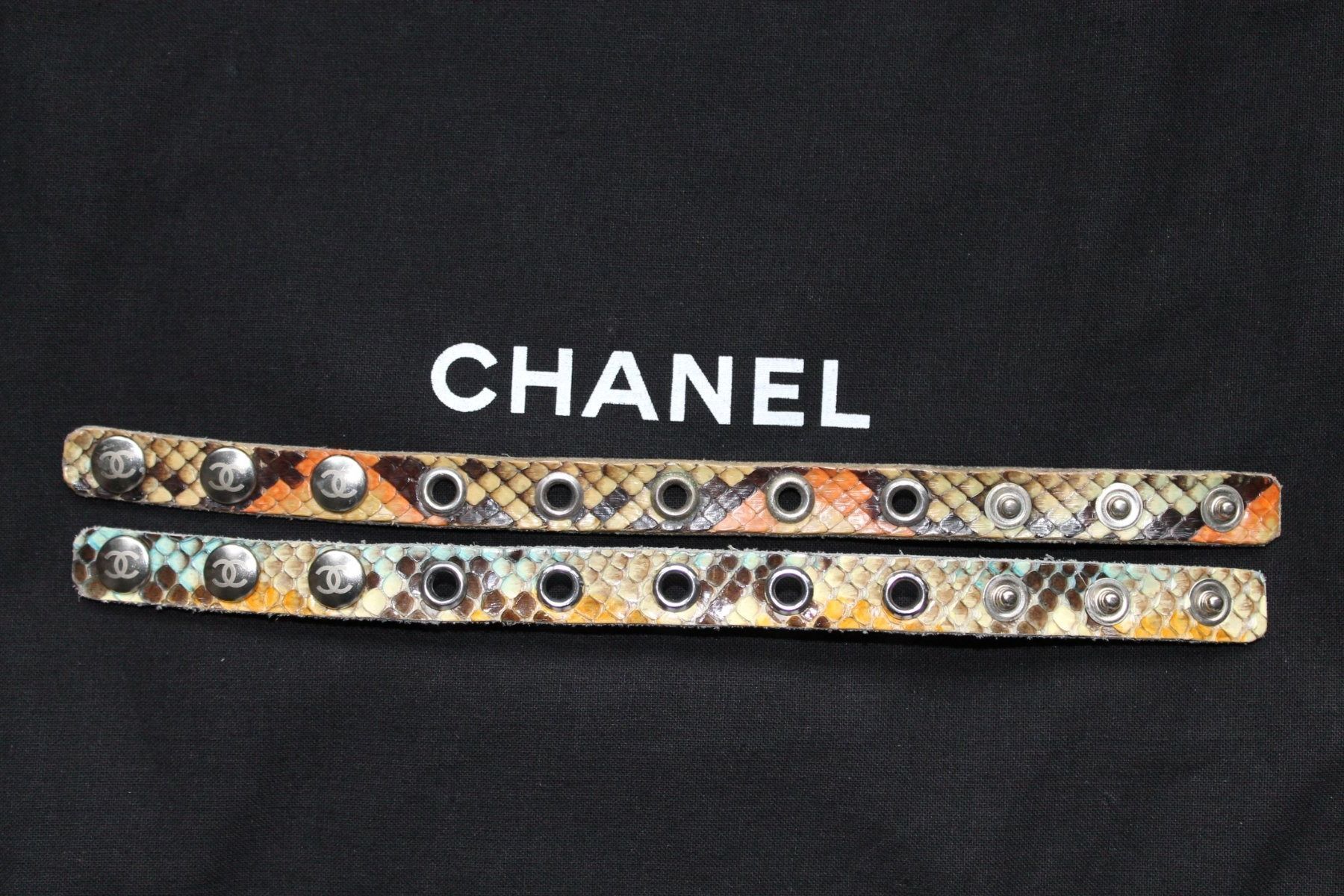 Chanel Armbänder & -reifen: CHANEL Python Leder Armband Armreif CC Logo – Gebraucht aus Wängi von Pambola 3