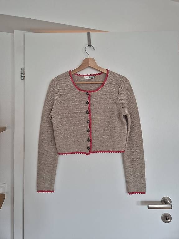 Vestes: Trachten-Strickjacke Grösse S – Neuf avec emballage d'origine à St. Gallen par olivanna