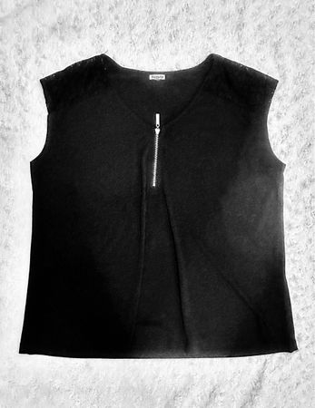 Top KAYS schwarz mit Spitzendetails Gr. L