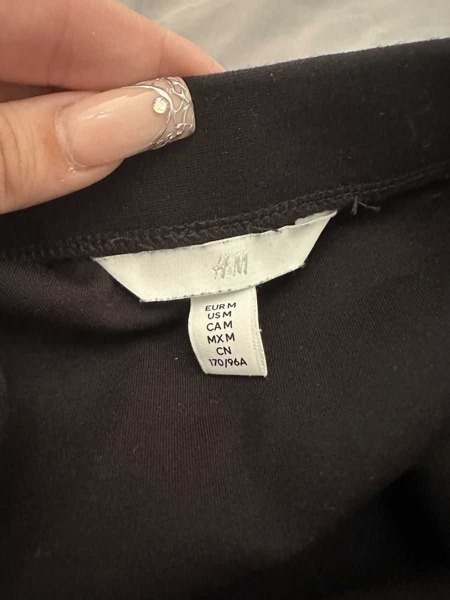 H&M T-shirts: Schwarzes Kurzarm-Oberteil – Neuf (Voir description) à Rhäzüns par romina._gr 2