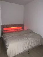 Bett 180 × 200 cm – neuwertig, mit sehr viel Stauraum