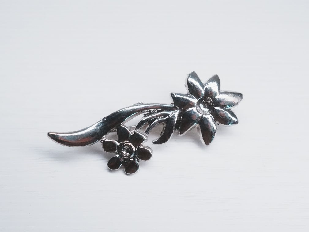 Spille & Fermagli: Vintage Brosche Blumen silberfarben Strass ca. 5,5 cm – Usato da Volketswil venduto da HeredisAntiques