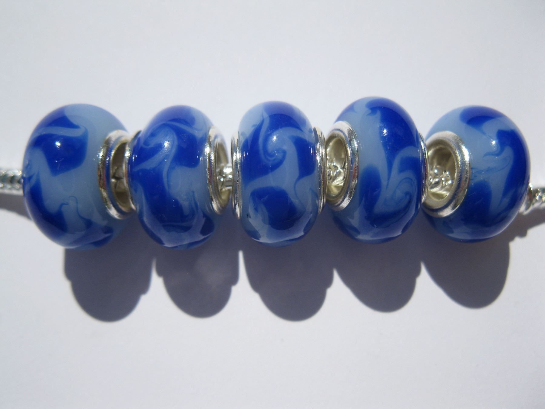 Perlen (unechte): 3 Grosslochperlen, Beads blau gemustert – Neu und originalverpackt aus St. Margarethen TG von LuanaKa