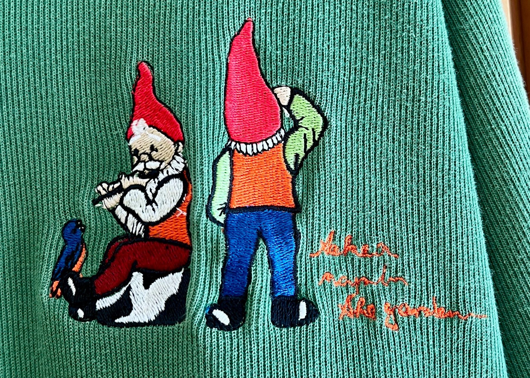 : Grüner Vintage Pullover mit Gartenzwergen – Usato da Therwil venduto da blubblubblubb 2