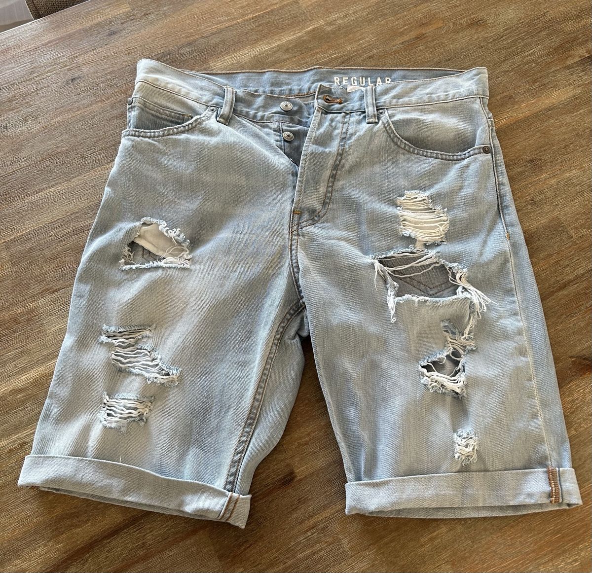 Jeans: H&M Divided Jeansshorts – Gebraucht aus Gossau ZH von Verzino 1