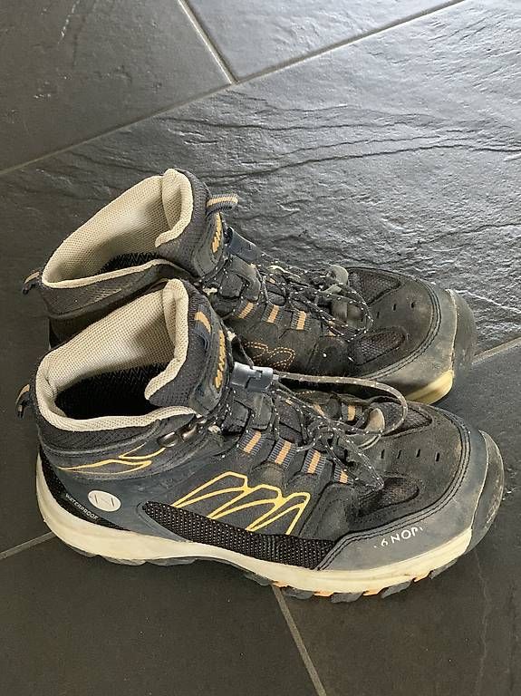 Scarpe per ragazzi: Wander- und Trekkingschuhe waterproof Grösse 33 – Usato da Oberlunkhofen venduto da Eichhoernli14