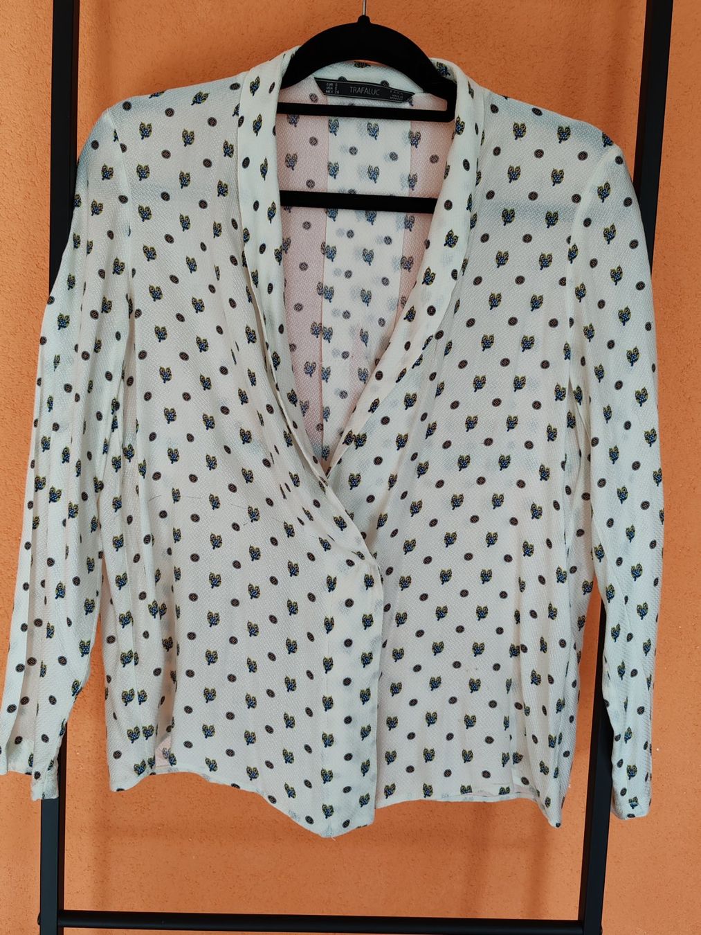 Zara Camicette: Zara-Bluse mit Schalkragen – Usato da Egnach venduto da bgdo26