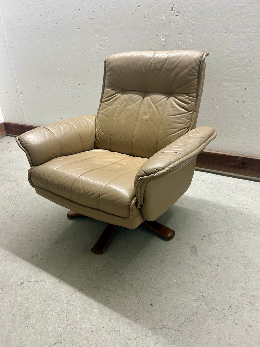 Poltrone: Mid-Century Leder Drehsessel, Möbelindustrie SEM – Usato da Rickenbach ZH venduto da Insider-Boerse