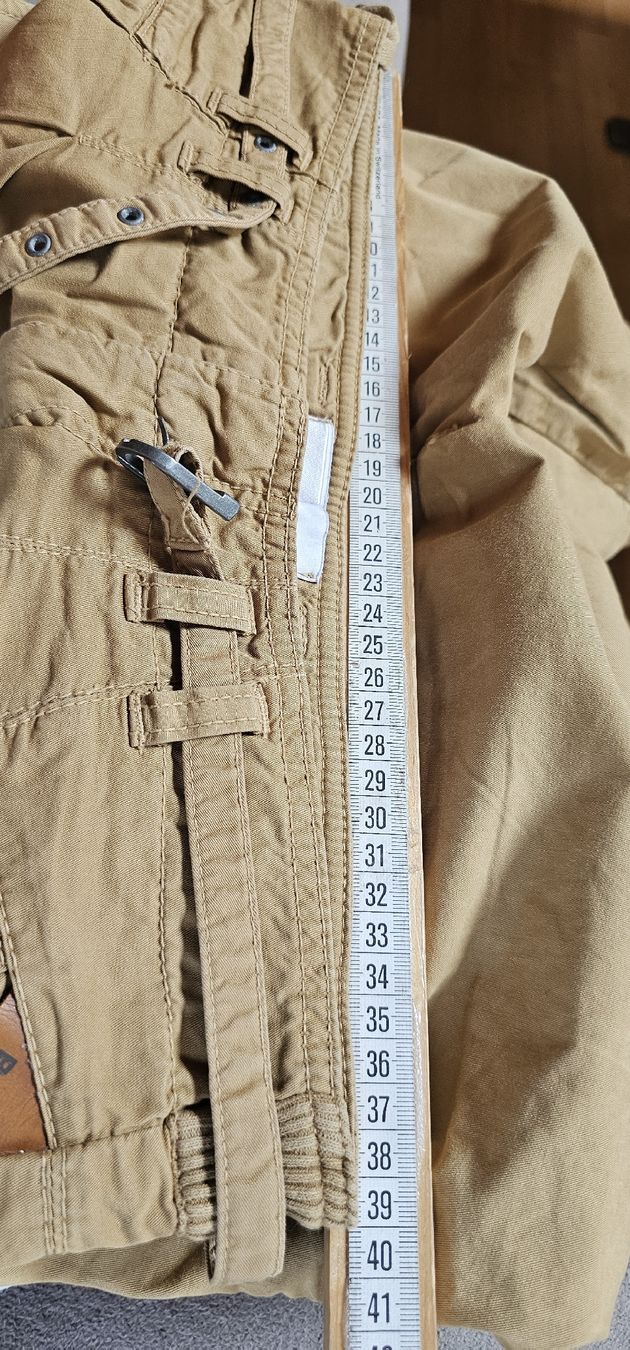 Kleiderpakete: Bench Shorts braun Gr.28 + leichtes Burton Pulli gr.M – Gebraucht aus Ferden von jemyce 6