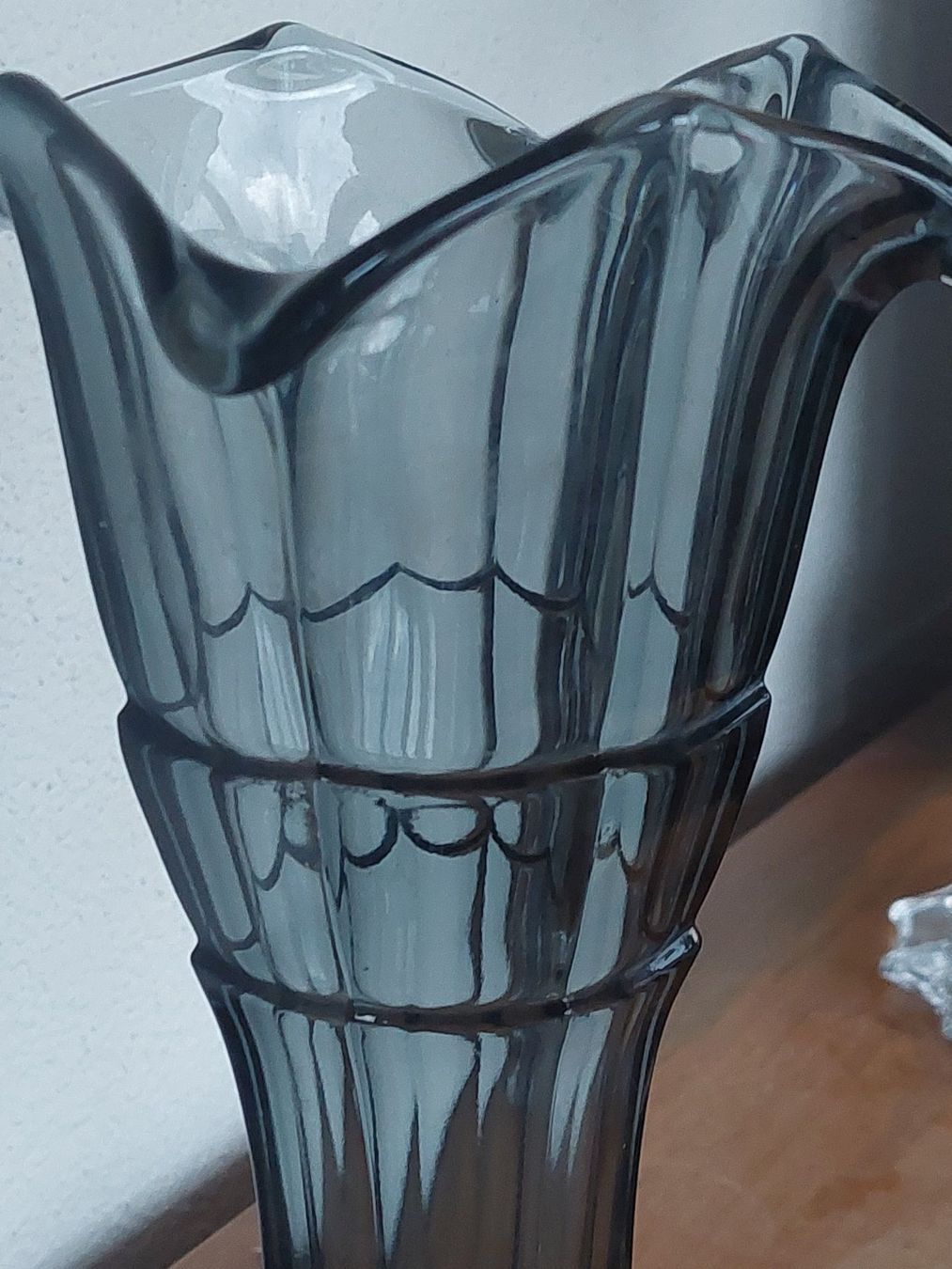 Vasen & Gefässe: Art Deco Pressglas Vase rauchgrau – Gebraucht aus Hergiswil NW von maiette-23.N 2