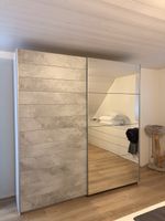 Schwebetürenschrank mit Spiegel und Steinoptik