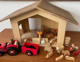 Bauernhof mit vielen Holztieren, Traktor, Bauer, u.a.