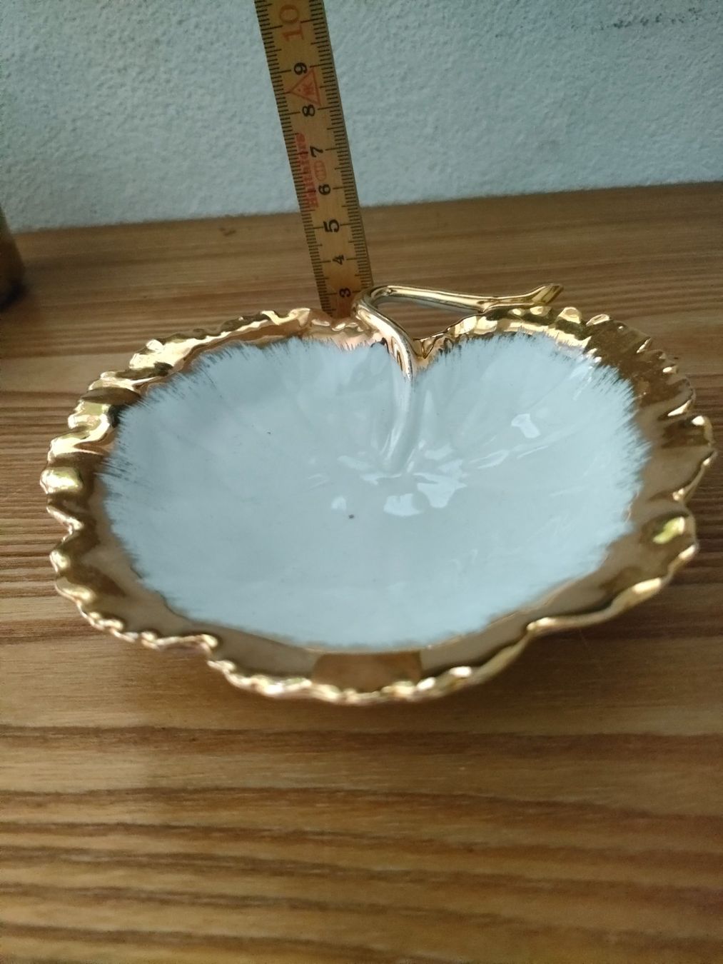 Piatti di portata: Schale in Blattform, mit goldfarbenem Rand – Usato da Wiesendangen venduto da s_er 1