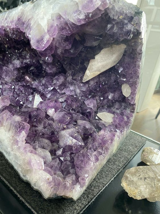 amethyst-druse mit 2 grossen calciten 18,8 kg super qualität 4