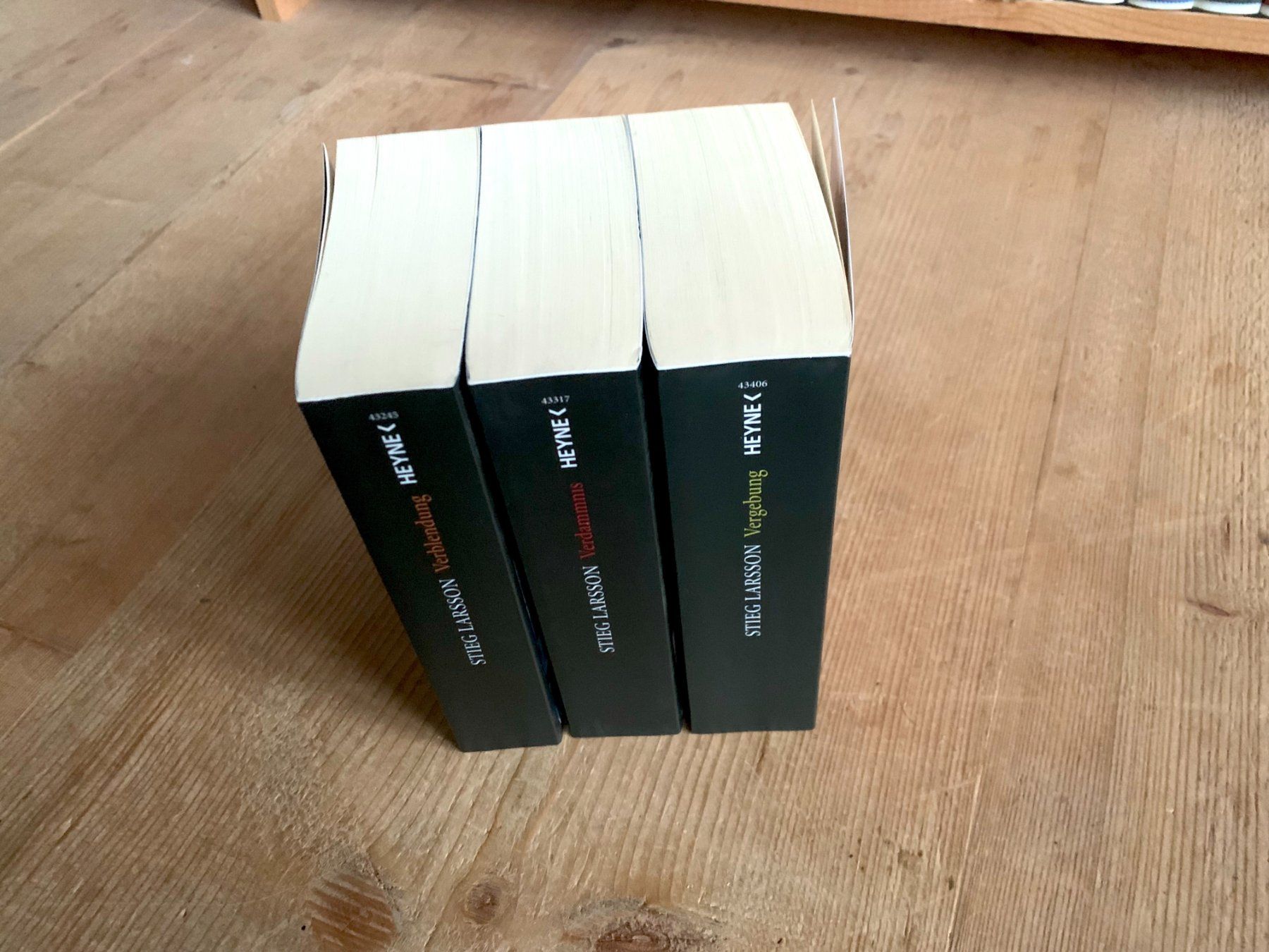Libri: Die Millennium-Trilogie – Stieg Larsson – Nuovo (secondo la descrizione) da Giswil venduto da tschitschikow 2