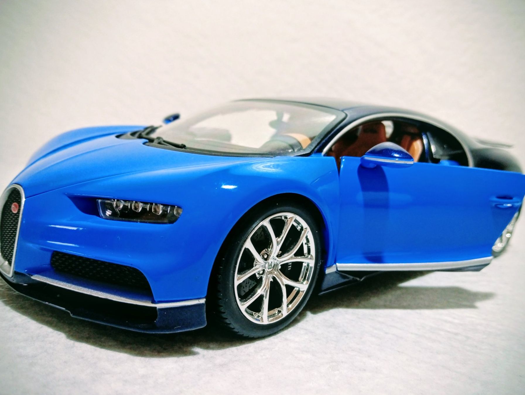 Bburago Modellini d'auto: Bugatti Chiron – Usato da Huttwil venduto da Secondtrain 4