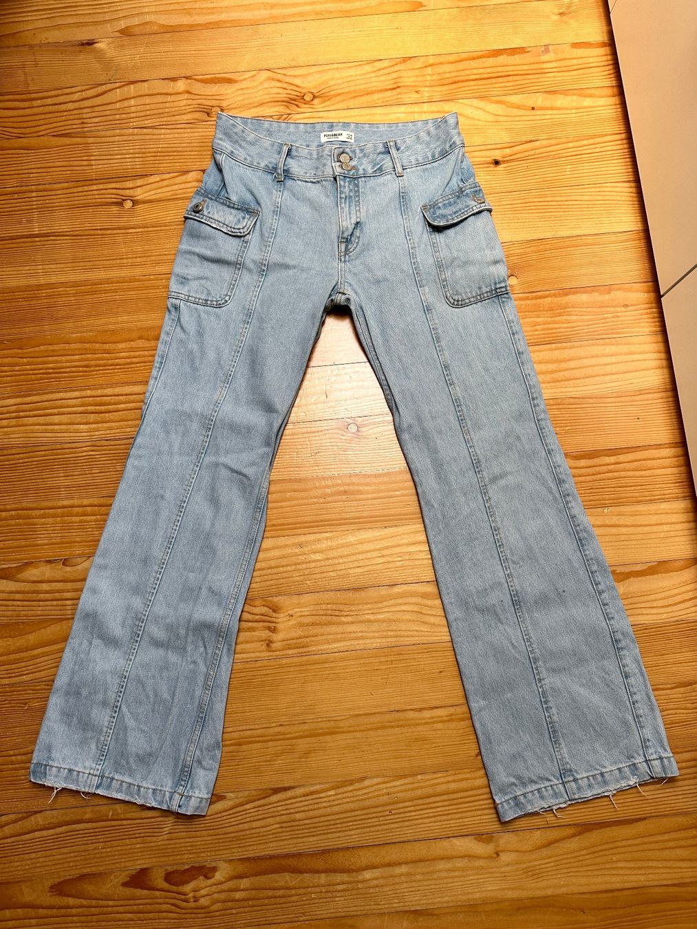 Pull&Bear Jeans: Pull & Bear Cargo Flare Jeans 38 – Usato da Gümmenen venduto da FelizitasHermann