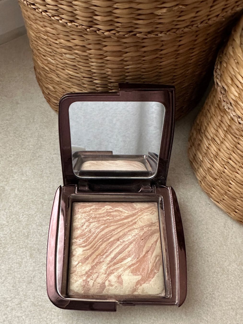 Make-up: HOURGLASS AMBIENT LIGHTING INFINITY POWDER – Usato da Zürich venduto da methee1107