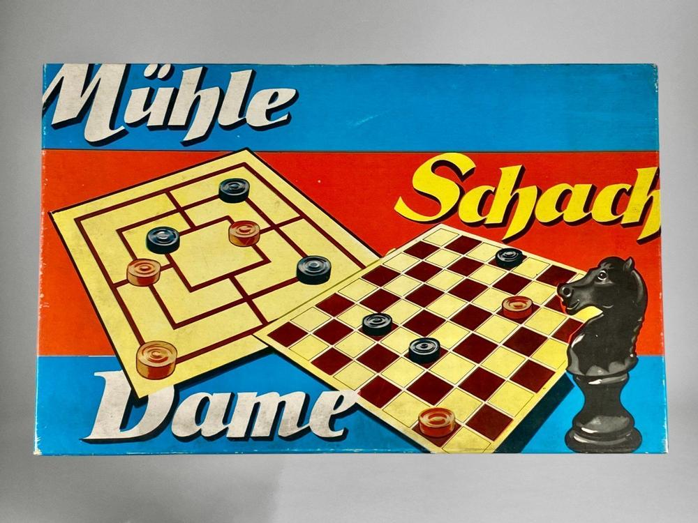 Jeu d'échecs, dames et moulin en bois