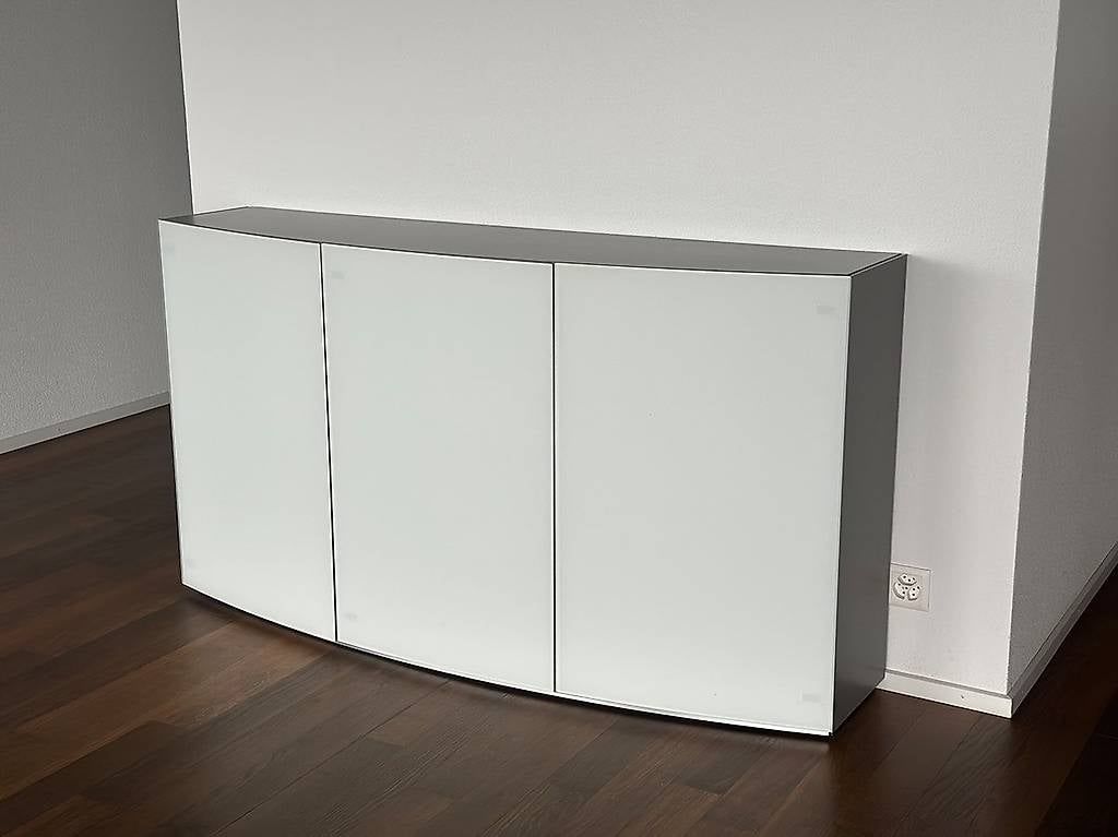 Cassettiere: Modernes Design-Sideboard mit satinierten Glasfronten – Usato da Lugnorre venduto da eri_2p28 1