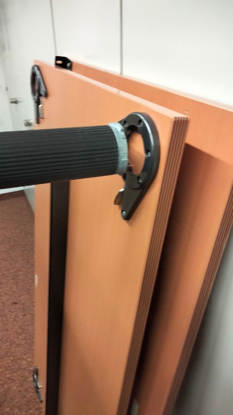 Tische: Tisch mit leicht Abmontierbare Beine – Gebraucht aus Brüttisellen von VideoGang 2
