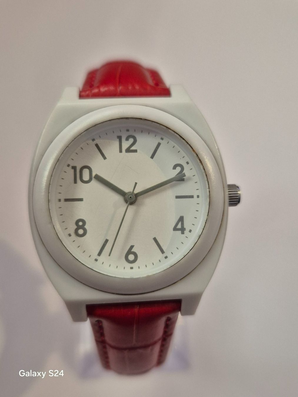 Orologi: Vintage-Uhr mit rotem Armband, einzigartiger Stil! – Usato da Losone venduto da bal_gfp6 1