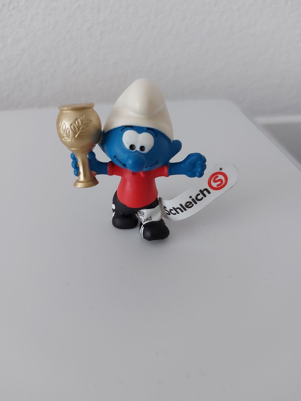 Schleich Statuette: Fussballschlumpf mit Pokal – Nuovo e nell'imballaggio originale da Rothrist venduto da Stranglehold