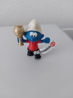 Fussballschlumpf mit Pokal