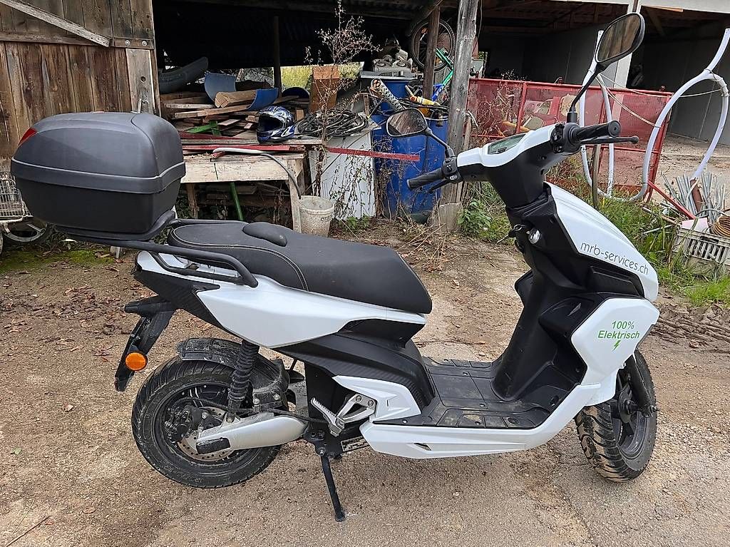 Scooter: Moto Scooter Électrique, 3'892 km. – Usato da courgenay venduto da andreas29.11.88 1