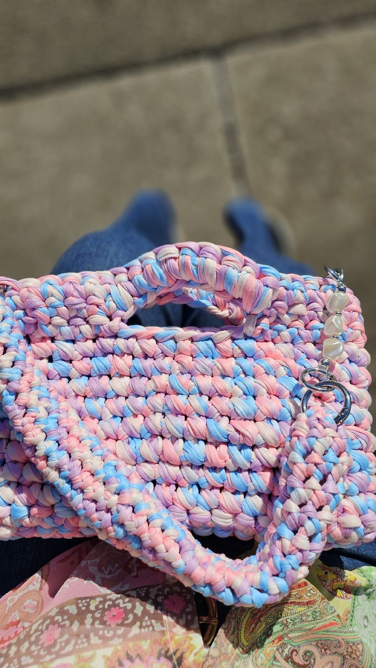 Taschen für Damen: Tasche mit Perlenkette, pastellfarben – Neu und originalverpackt aus Fehraltorf von lisam16