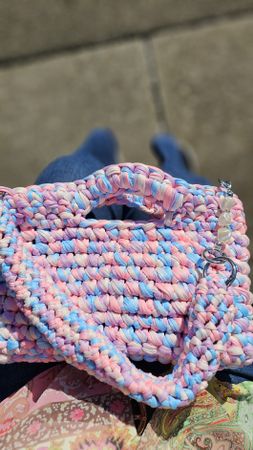 Gehäkelte Tasche mit Perlenkette neu pastellfarben