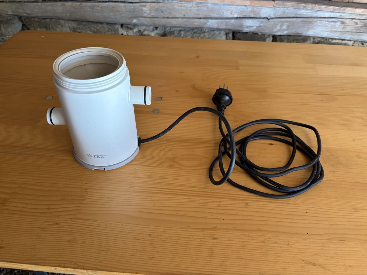 Intex Chauffage: Filterpumpe INTEX C330 mit Filterkartusche gebraucht – D'occasion à Hendschiken par mst_1979
