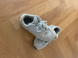 Adidas Yeezy 700 in grau