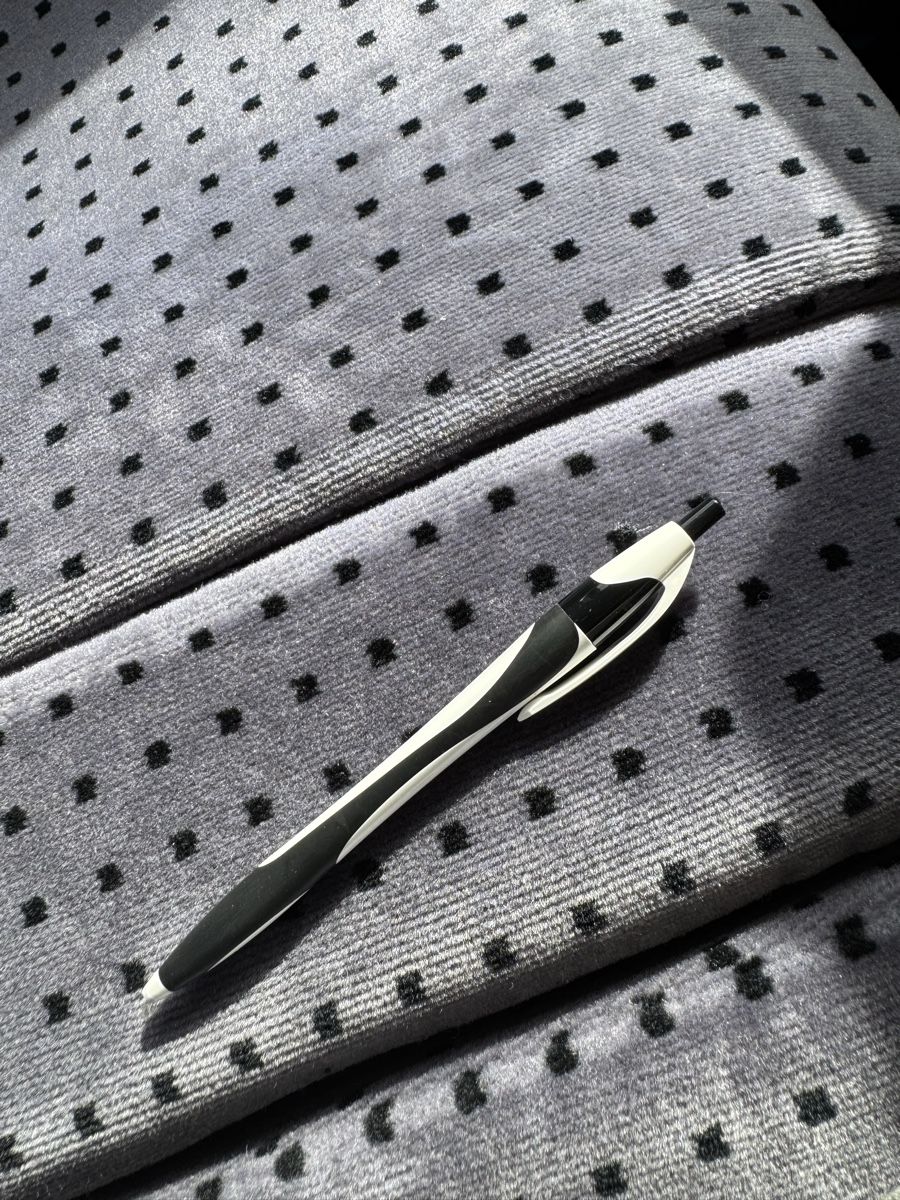 Stifte & Marker: Ballpoint Pen Black White Used – Gebraucht aus Zürich von Sir_Realclassy