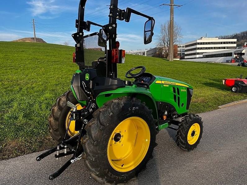 Tracteurs: Allrad Traktor John Deere 3025 E - Kauf oder Miete – D'occasion à Baar par renewismer 3