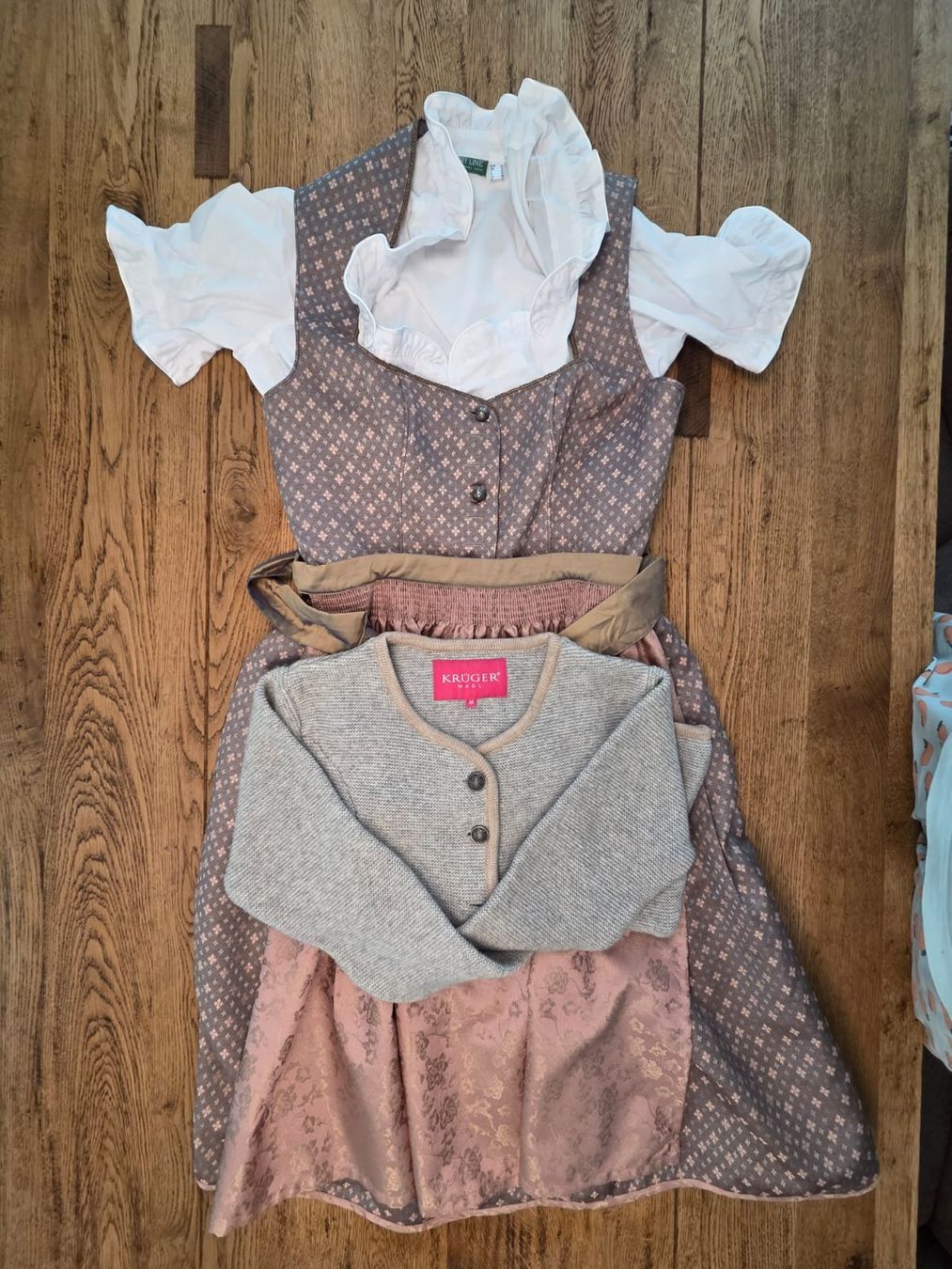 Costumi: Oktoberfest Dirndl mit Bluse und Jacke – Usato da Volketswil venduto da sandyandi