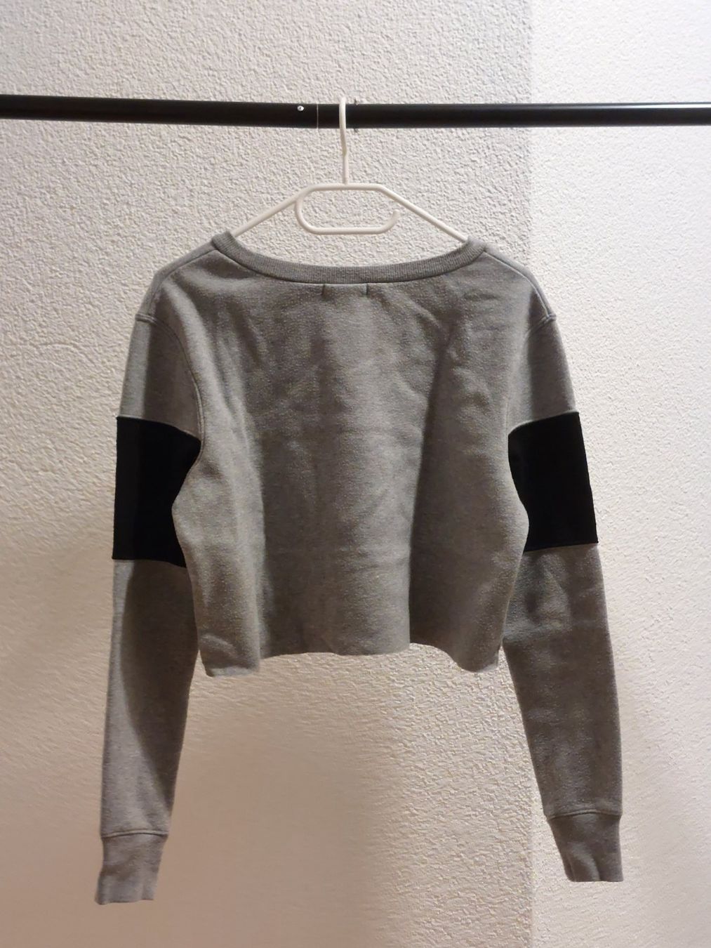 Maglioni & Felpe: Crop Top Pulli Grau – Usato da Gunzwil venduto da 11G11 1