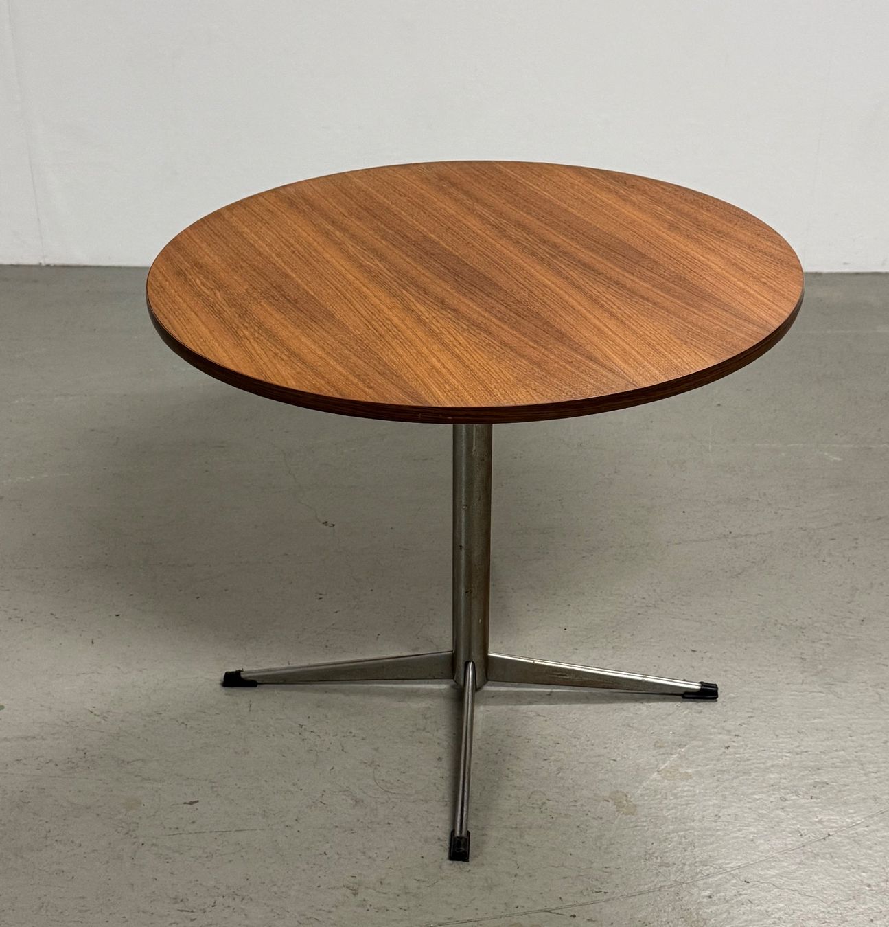 Tables: Runder Teak Sofatisch MidCentury Design 60er – D'occasion à Basel par MidMod20C