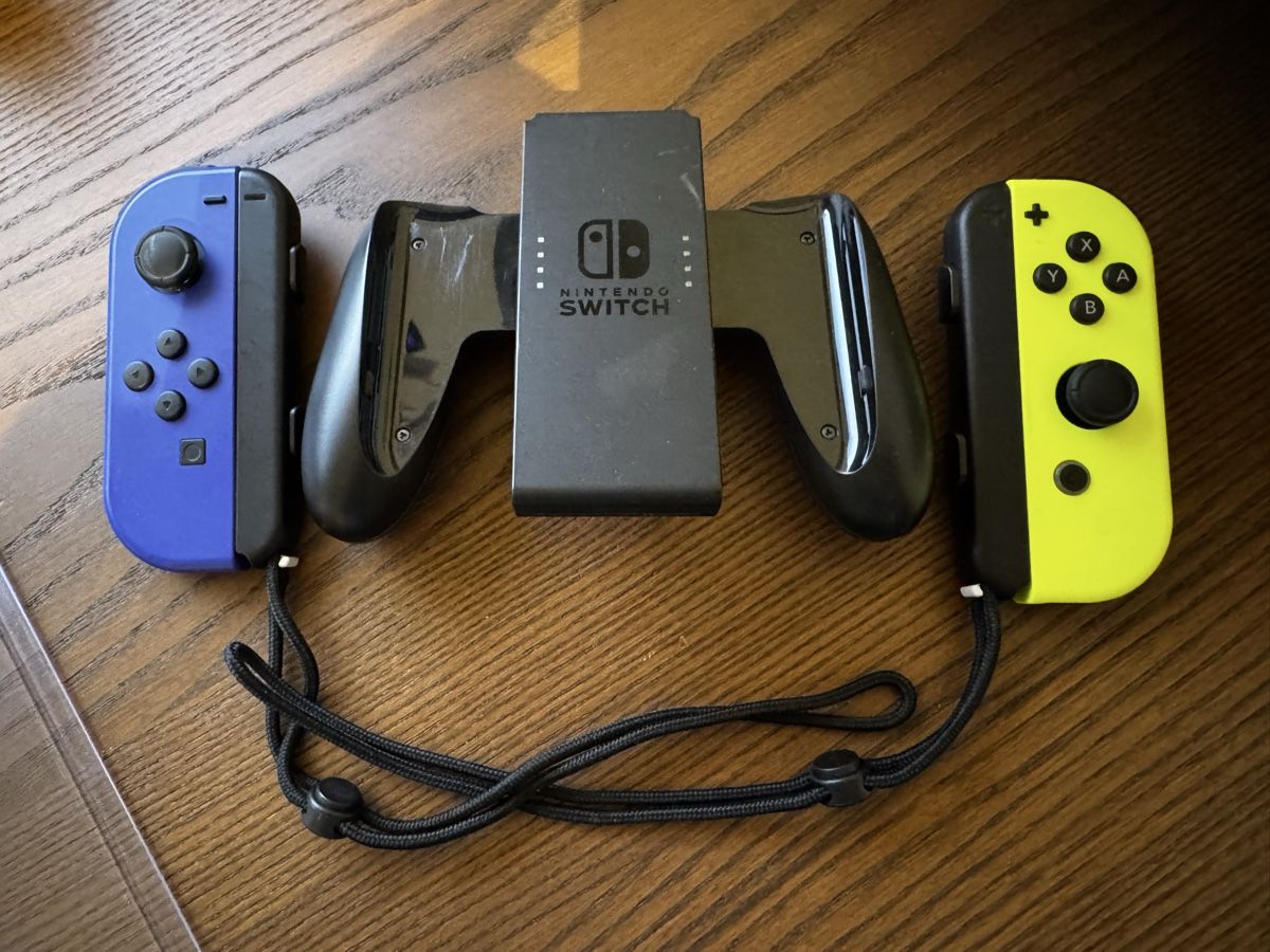 Nintendo Controller: Nintendo Switch Joy-Cons blau/gelb mit Griff – Usato da Sursee venduto da Nozi99