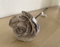 Blumenstecker Rose aus Beton, zeitloser Blickfang!