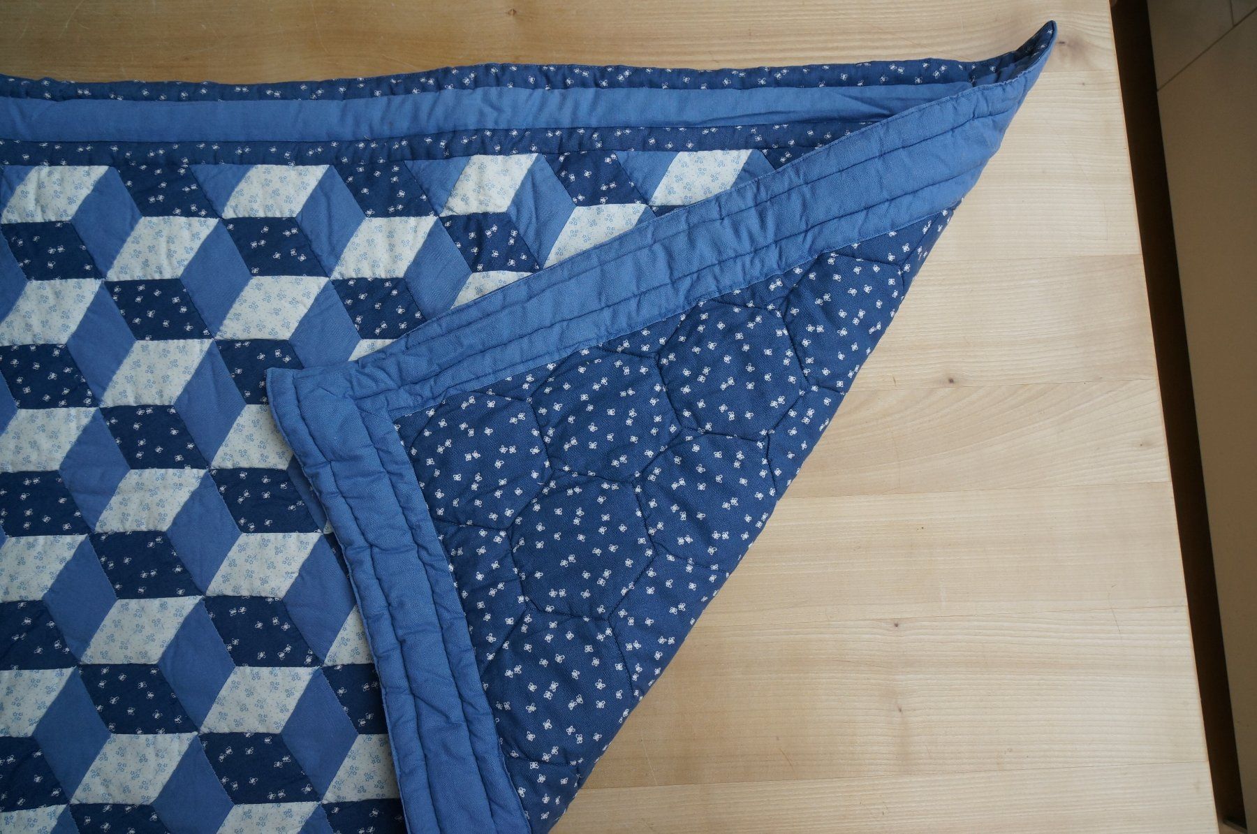 Coperte: Patchwork-Quilt "Tumbling Blocks", 60x80cm, handgequiltet – Usato da Ostermundigen venduto da Aldoc 5