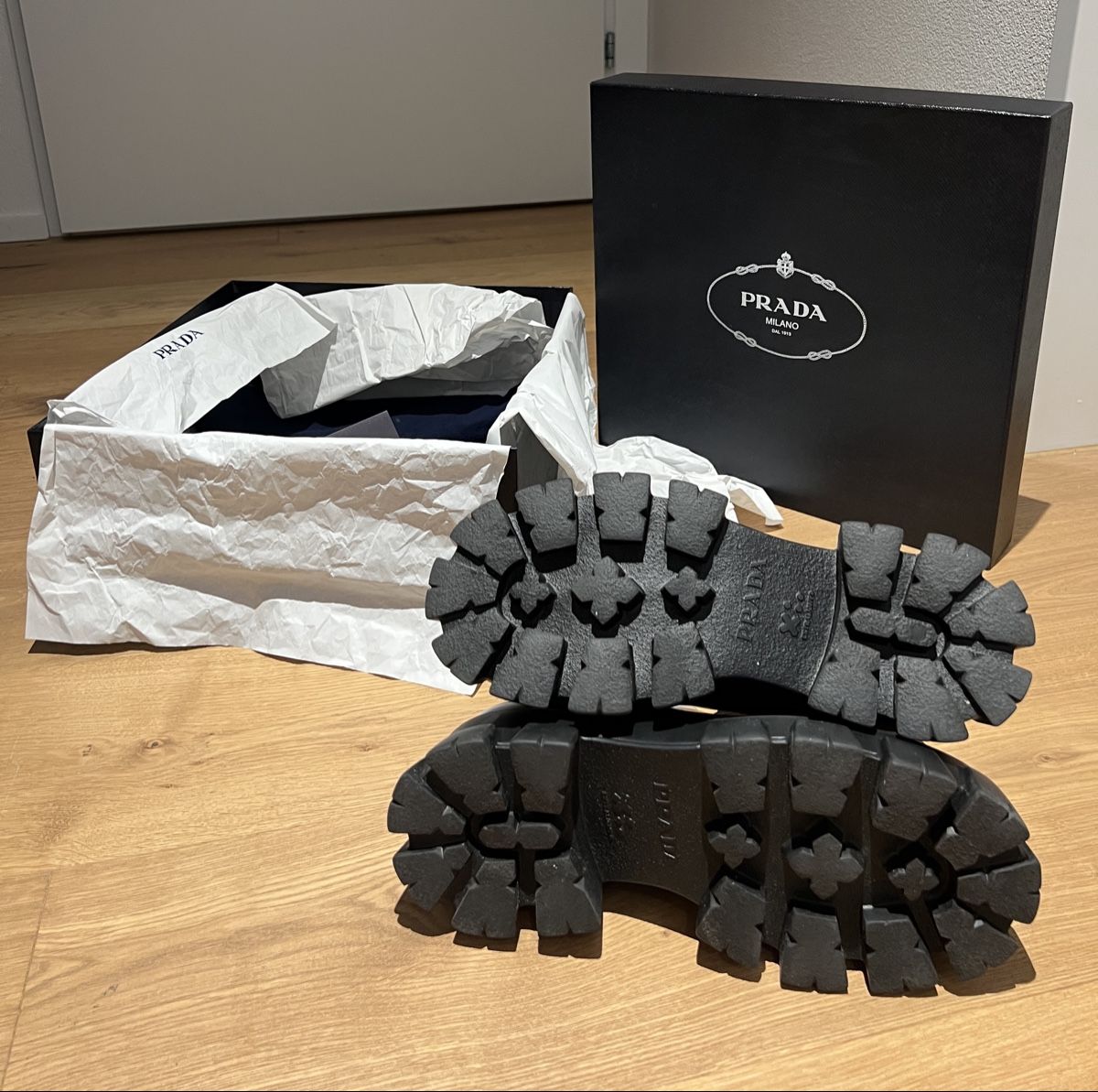 Prada Herrenschuhe: Prada Monolith Herrenstiefel Größe 6.5, 40/41 – Neu (gemäss Beschreibung) aus Zürich von men_5kyy 1