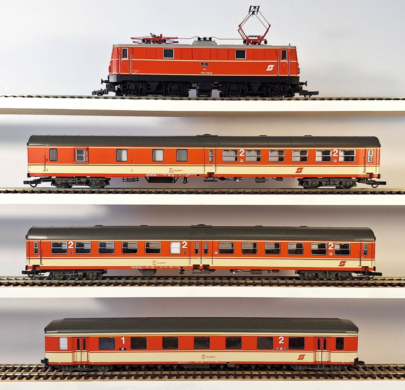 Roco Modellini di ferrovie: ÖBB 1141 mit Mitteleinstiegwagen Jaffa-Lackierung – Usato da Bern venduto da BahnliebhaberRe420